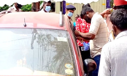 காருக்குள் அழுகிய நிலையில் ஆண் சடலம்