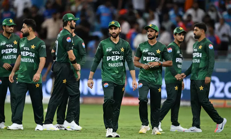 இந்தியாவுக்கு எதிரான ஆட்டம்: பரிசளிப்பு நிகழ்வில் பாக்.கேப்டன் பங்கேற்காதது ஏன்..? பயிற்சியாளர் விளக்கம் இந்தியாவுக்கு எதிரான ஆட்டம்: பரிசளிப்பு நிகழ்வில் பாக்.கேப்டன் பங்கேற்காதது ஏன்..? பயிற்சியாளர் விளக்கம்