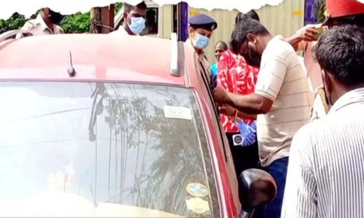 காருக்குள் அழுகிய நிலையில் ஆண் சடலம்