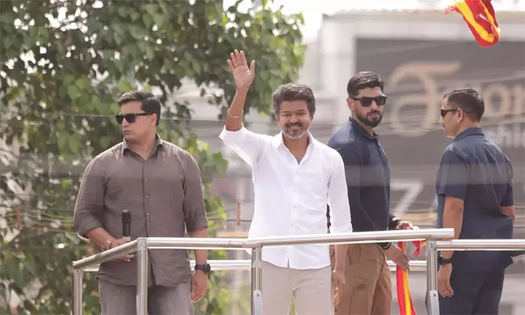 சென்னையில் தவெக தலைவர் விஜய் பரப்புரை மேற்கொள்ள அனுமதிகோரி கமிஷனர் அலுவலகத்தில் மனு சென்னையில் தவெக தலைவர் விஜய் பரப்புரை மேற்கொள்ள அனுமதிகோரி கமிஷனர் அலுவலகத்தில் மனு