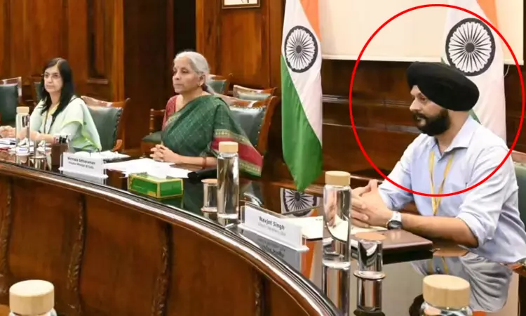 டெல்லி: சொகுசு கார் மோதி மத்திய நிதித்துறை மூத்த அதிகாரி பலி - அதிர்ச்சி சம்பவம்