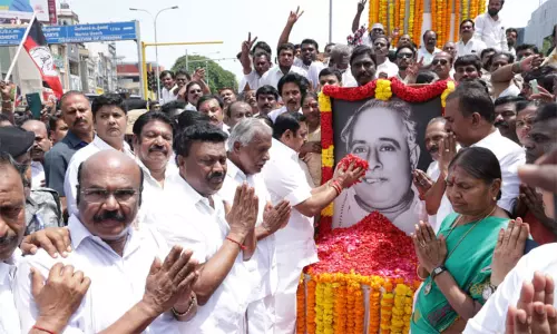 செங்கோட்டையனின் அ.தி.மு.க. ஒன்றிணைய வேண்டும் கோரிக்கை நிறைவேறுமா? - முன்னாள் அமைச்சர் டி.ஜெயக்குமார் பதில் செங்கோட்டையனின் அ.தி.மு.க. ஒன்றிணைய வேண்டும் கோரிக்கை நிறைவேறுமா? - முன்னாள் அமைச்சர் டி.ஜெயக்குமார் பதில்