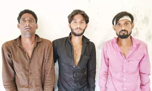 ஏ.டி.எம். எந்திரத்தில் பசையை தடவி நூதன முறையில் கொள்ளை: வடமாநில வாலிபர்கள் கைது