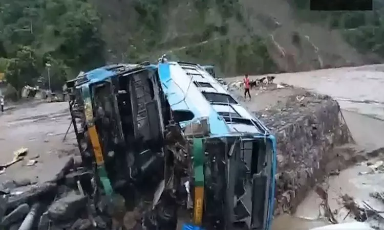 இமாசல பிரதேசத்தில் விடிய விடிய பெய்த கனமழை:   வெள்ளத்தில் அடித்து செல்லப்பட்ட வாகனங்கள், மூழ்கிய பஸ் ஸ்டாண்ட்