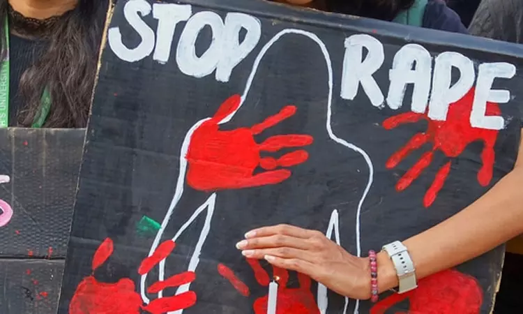 காதலனுடன் தனிமையில் இருந்த கல்லூரி மாணவி கூட்டு பாலியல் வன்கொடுமை; அதிர்ச்சி சம்பவம்