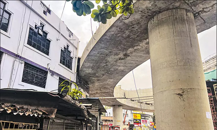 மும்பை: வீட்டின் மீது கட்டப்பட்ட மேம்பாலத்தால் சர்ச்சை மும்பை: வீட்டின் மீது கட்டப்பட்ட மேம்பாலத்தால் சர்ச்சை