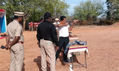 தூத்துக்குடி: போலீஸ் உயர் அதிகாரிகளுக்கு துப்பாக்கி சுடும் போட்டி தூத்துக்குடி: போலீஸ் உயர் அதிகாரிகளுக்கு துப்பாக்கி சுடும் போட்டி