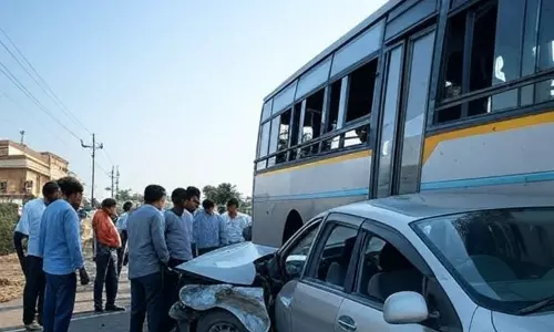 பிறந்த நாளில் சோகம்: அரசு பஸ்-கார் மோதல்; பேராசிரியர் பலி