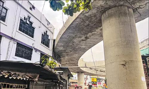 மும்பை: வீட்டின் மீது கட்டப்பட்ட மேம்பாலத்தால் சர்ச்சை மும்பை: வீட்டின் மீது கட்டப்பட்ட மேம்பாலத்தால் சர்ச்சை