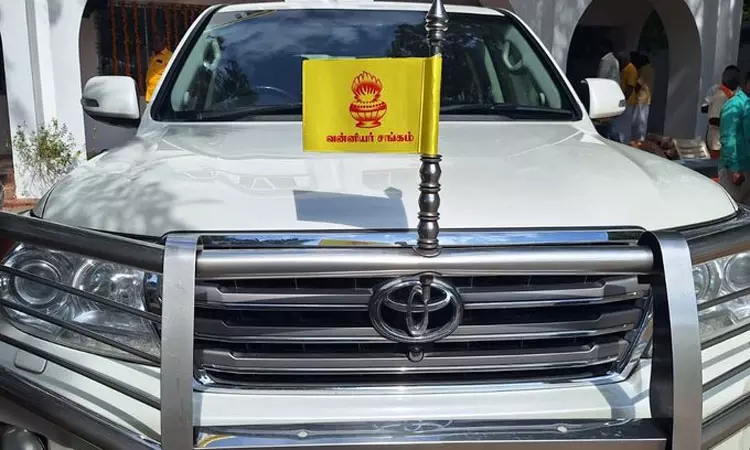 காரில் வன்னியர் சங்க கொடியை பொருத்திய ராமதாஸ்.. ஏன் தெரியுமா?