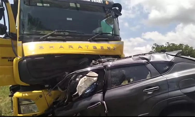 கார் மீது டிப்பர் லாரி மோதல்: நிகழ்விடத்திலேயே  7 பேர் பலியான சோகம்