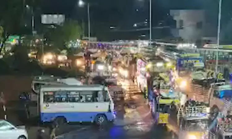 திமுக முப்பெரும் விழா:  கரூரின் கோடங்கிபட்டியில் கடும் போக்குவரத்து நெரிசல்