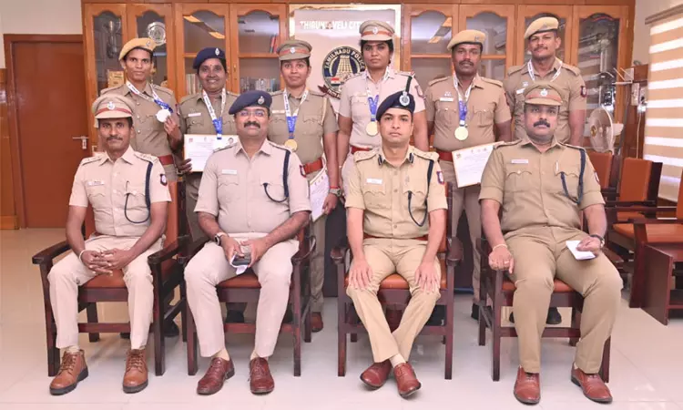 திருநெல்வேலி: முதல்-அமைச்சர் கோப்பை போட்டிகளில் பதக்கம் வென்ற போலீசாருக்கு பாராட்டு திருநெல்வேலி: முதல்-அமைச்சர் கோப்பை போட்டிகளில் பதக்கம் வென்ற போலீசாருக்கு பாராட்டு
