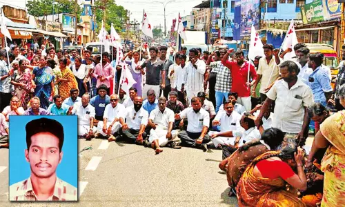 மயிலாடுதுறை அருகே பயங்கரம்: வாலிபர் சரமாரி வெட்டிக்கொலை.. காதல் விவகாரம் காரணமா..? மயிலாடுதுறை அருகே பயங்கரம்: வாலிபர் சரமாரி வெட்டிக்கொலை.. காதல் விவகாரம் காரணமா..?