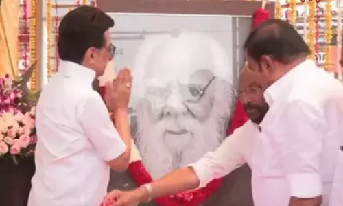 பெரியார் படத்திற்கு மு.க.ஸ்டாலின் மரியாதை பெரியார் படத்திற்கு மு.க.ஸ்டாலின் மரியாதை