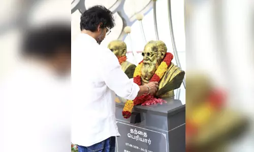 பெரியார் சிலைக்கு தவெக தலைவர் விஜய் மரியாதை பெரியார் சிலைக்கு தவெக தலைவர் விஜய் மரியாதை