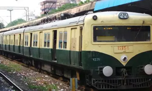 சென்னை பூங்கா ரெயில் நிலையத்தில் தவறி விழுந்த முதியவரை காப்பாற்றிய ஆர்.பி.எப். வீரர்