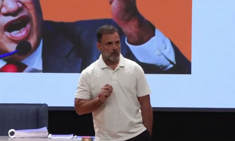 ஜனநாயகத்தை சீர்குலைப்பவரை தேர்தல் ஆணையம் காப்பாற்ற முயற்சி - ராகுல் காந்தி குற்றச்சாட்டு