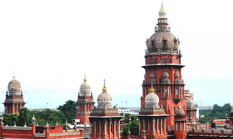 ஆசிரியர்களுக்கான போட்டி தேர்வை ஒத்திவைக்கக் கோரி மனு: தேர்வு வாரியம் பரிசீலிக்க ஐகோர்ட் உத்தரவு