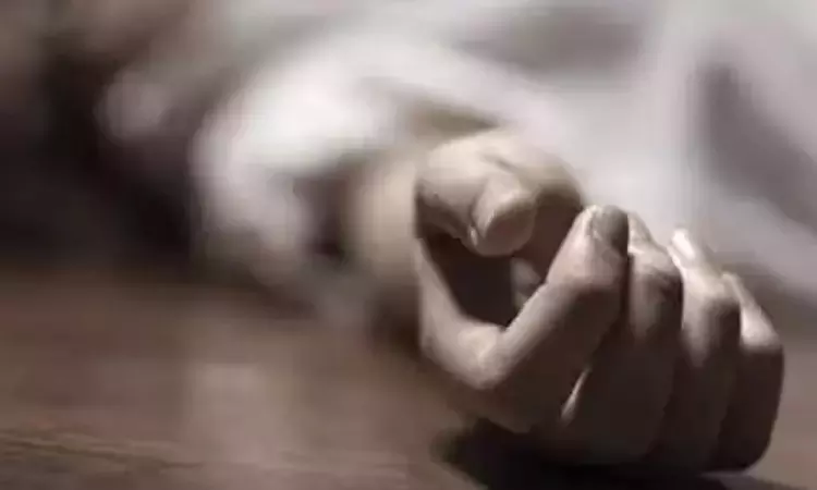 பீரோ கதவில் தொங்கி விளையாடிய சிறுமிக்கு நேர்ந்த சோகம்