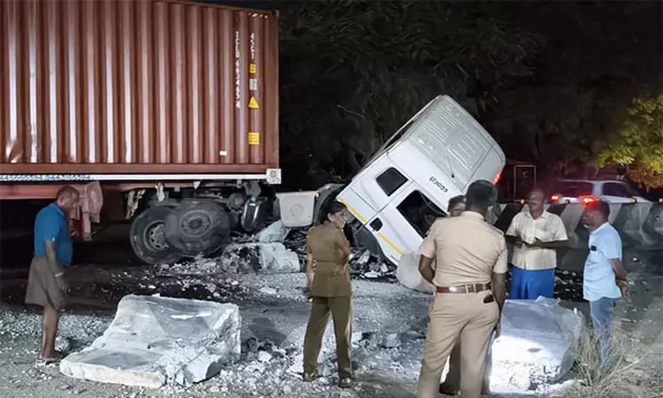 கோவில்பட்டியில் சென்டர் மீடியனில் மோதி லாரி விபத்து- போக்குவரத்து பாதிப்பு