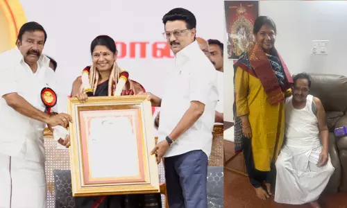 திமுக முப்பெரும் விழாவில் பெரியார் விருது பெற்ற கனிமொழி, துரைமுருகனை சந்தித்து வாழ்த்து பெற்றார்