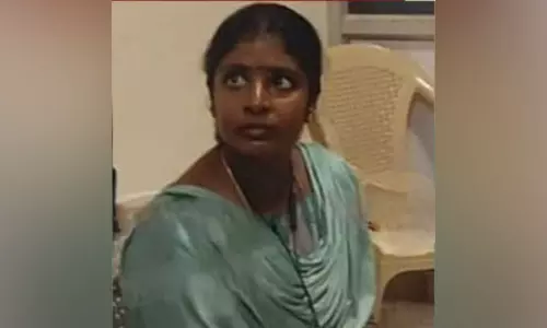 குரூப்-4 தேர்வு எழுதி சர்வேயர் ஆனவர்... லஞ்சம் வாங்கிய புகாரில் கையும் களவுமாக சிக்கிய இளம்பெண்