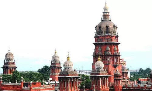 ஆசிரியர்களுக்கான போட்டி தேர்வை ஒத்திவைக்கக் கோரி மனு: தேர்வு வாரியம் பரிசீலிக்க ஐகோர்ட் உத்தரவு