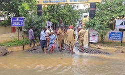 திருப்பத்தூர் அரசு மருத்துவமனை வளாகத்தில் மழை நீர் தேக்கம்