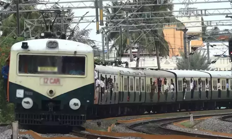 பெரம்பூர் அருகே மின்சார ரெயில் மோதி 2 வாலிபர்கள் உயிரிழப்பு