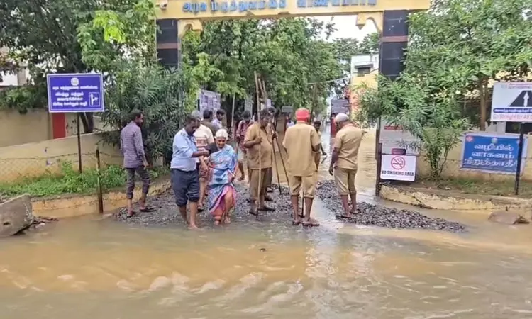 திருப்பத்தூர் அரசு மருத்துவமனை வளாகத்தில் மழை நீர் தேக்கம்