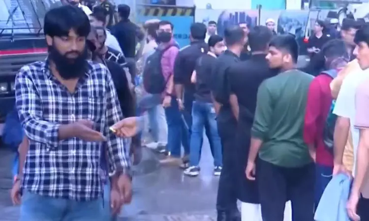 மும்பையில் நீண்ட வரிசையில் காத்திருந்து ஐபோனை வாங்கி சென்ற இளைஞர்கள்