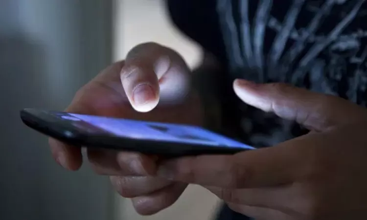 கிரிண்டர் செயலி பழக்கத்தால் விபரீதம்: செல்போன், பணத்தை பறிகொடுத்த என்ஜினீயர்