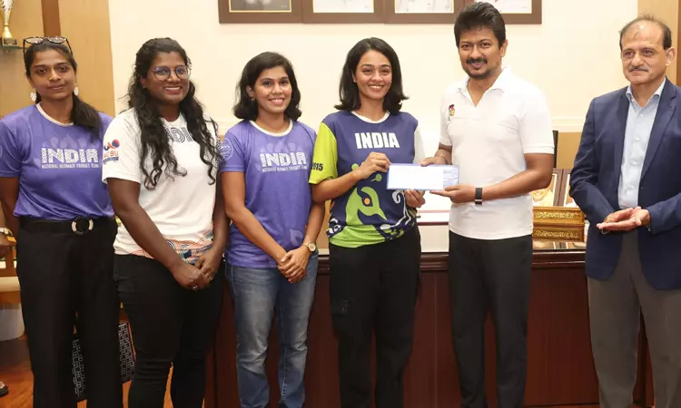 போர்ச்சுகல் செல்லும் தமிழ்நாடு வீராங்கனைகளுக்கு நிதியுதவி வழங்கிய உதயநிதி ஸ்டாலின்