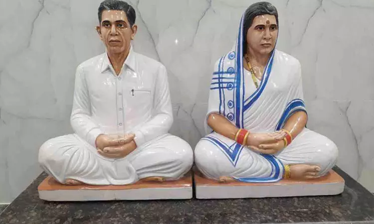 தெலுங்கானாவில் தாய்-தந்தைக்கு கோவில் கட்டிய மகன்கள் தெலுங்கானாவில் தாய்-தந்தைக்கு கோவில் கட்டிய மகன்கள்