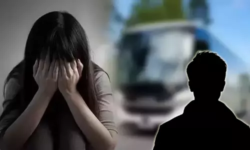 ஓடும் பஸ்சில் கல்லூரி மாணவிக்கு பாலியல் தொல்லை: மத்திய வேளாண்துறை அதிகாரி கைது ஓடும் பஸ்சில் கல்லூரி மாணவிக்கு பாலியல் தொல்லை: மத்திய வேளாண்துறை அதிகாரி கைது