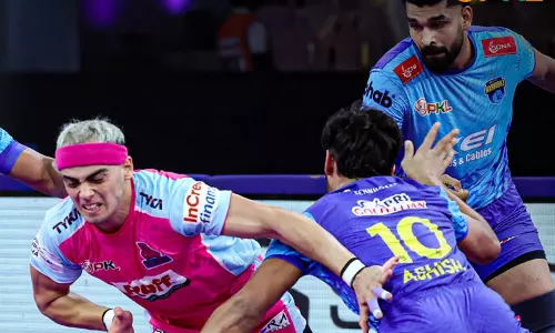 புரோ கபடி: மும்பையை வீழ்த்தி புள்ளி பட்டியலில் முதலிடத்திற்கு முன்னேறிய புனே அணி