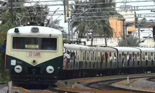 பெரம்பூர் அருகே மின்சார ரெயில் மோதி 2 வாலிபர்கள் உயிரிழப்பு