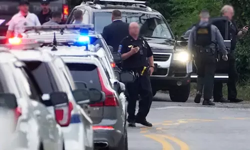 அதிர்ச்சி சம்பவம்.. குற்றவாளியை பிடிக்க சென்ற 3 போலீஸ் அதிகாரிகள் சுட்டுக்கொலை