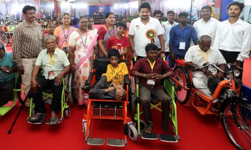 300 மாற்றுத்திறனாளிகளுக்கு உதவி உபகரணங்களை வழங்கினார் உதயநிதி ஸ்டாலின் 300 மாற்றுத்திறனாளிகளுக்கு உதவி உபகரணங்களை வழங்கினார் உதயநிதி ஸ்டாலின்
