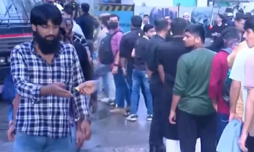 மும்பையில் நீண்ட வரிசையில் காத்திருந்து ஐபோனை வாங்கி சென்ற இளைஞர்கள் மும்பையில் நீண்ட வரிசையில் காத்திருந்து ஐபோனை வாங்கி சென்ற இளைஞர்கள்