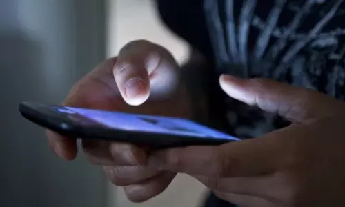 கிரிண்டர் செயலி பழக்கத்தால் விபரீதம்: செல்போன், பணத்தை பறிகொடுத்த என்ஜினீயர் கிரிண்டர் செயலி பழக்கத்தால் விபரீதம்: செல்போன், பணத்தை பறிகொடுத்த என்ஜினீயர்