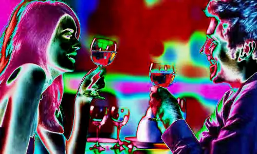 அறையில் காதலனுடன் சேர்ந்து மதுகுடித்த இளம்பெண்... கழிவறைக்கு சென்றபோது ஏற்பட்ட விபரீதம்