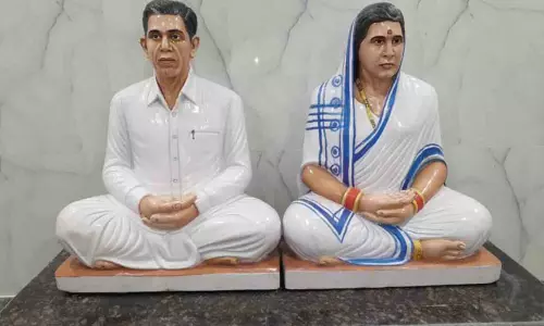 தெலுங்கானாவில் தாய்-தந்தைக்கு கோவில் கட்டிய மகன்கள்