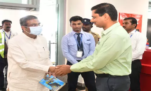 மத்திய மந்திரி தர்மேந்திர பிரதான் தூத்துக்குடி வருகை: கலெக்டர் இளம்பகவத் வரவேற்பு