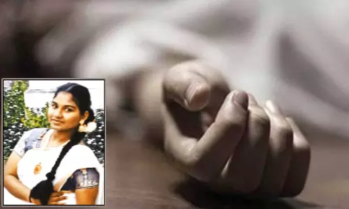 வகுப்பறையில் மயங்கி விழுந்து பிளஸ்-2 மாணவி உயிரிழப்பு - போலீசார் விசாரணை வகுப்பறையில் மயங்கி விழுந்து பிளஸ்-2 மாணவி உயிரிழப்பு - போலீசார் விசாரணை