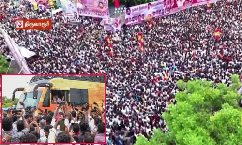 நாகையை தொடர்ந்து திருவாரூர்... தொண்டர்கள் மத்தியில் மிதந்து வரும் விஜய்யின் வாகனம் நாகையை தொடர்ந்து திருவாரூர்... தொண்டர்கள் மத்தியில் மிதந்து வரும் விஜய்யின் வாகனம்