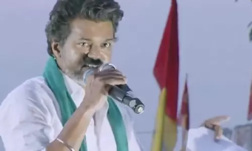 திருவாரூர் சொந்த மாவட்டம் என்கிறார்: ஆனால் கருவாடாக காய்கிறது: விஜய் தாக்கு திருவாரூர் சொந்த மாவட்டம் என்கிறார்: ஆனால் கருவாடாக காய்கிறது: விஜய் தாக்கு