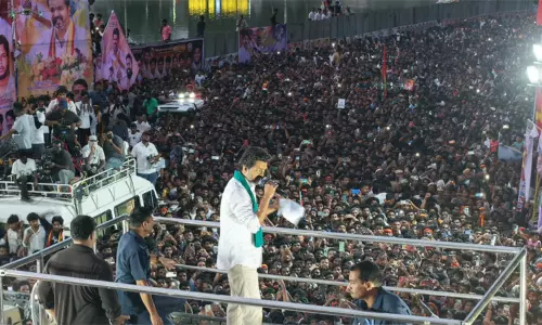 விவசாயிகளிடமிருந்து பல கோடி ரூபாய் திருட்டு; தவெக தலைவர் விஜய் குற்றச்சாட்டு விவசாயிகளிடமிருந்து பல கோடி ரூபாய் திருட்டு; தவெக தலைவர் விஜய் குற்றச்சாட்டு