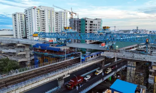 வடபழனி மெட்ரோ ரெயில் மேம்பாலத்தில் பிரமாண்ட இணைப்பு பாலம்: மெட்ரோ நிர்வாகம் சாதனை